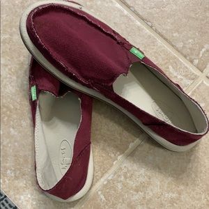Maroon Sanuks size 8